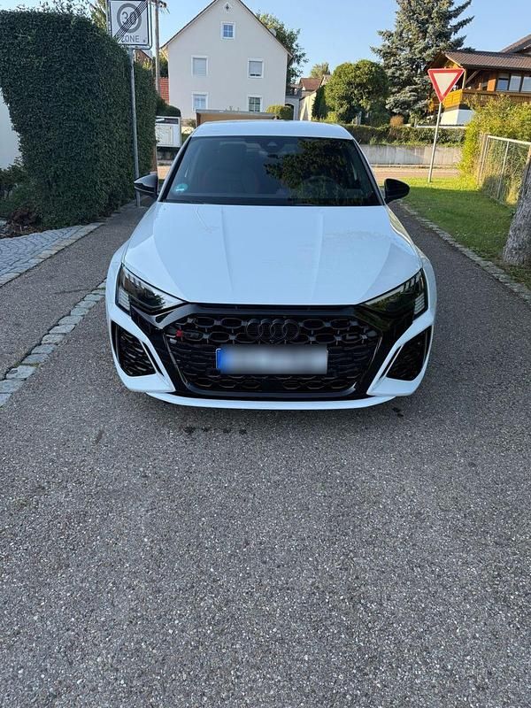Weiß Gebraucht 2024 Audi RS3 Ambiente Limousine | 58.900 € (Guter Preis) - Bild 1/4