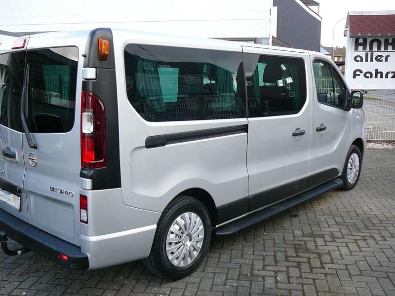 Gebraucht Opel Vivaro 125 PS (91 kW) 2016 Aluminium silber/grey(m2) Van / Kleinbus