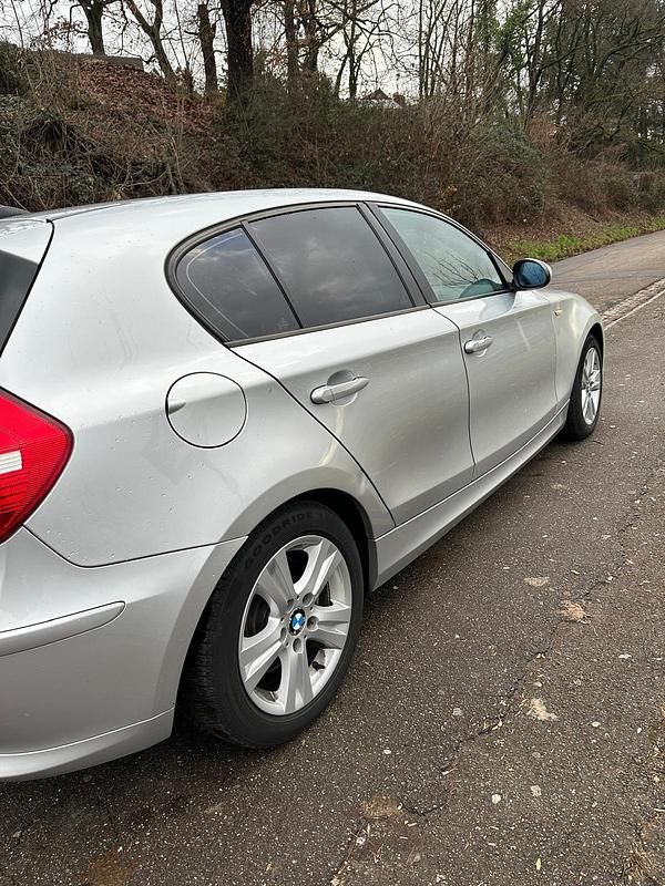 Gebraucht BMW 118 143 PS (105 kW) 2009 Silber Kleinwagen
