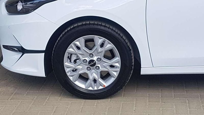 Neu Kia Ceed 99 PS (72 kW) 2025 Carraraweiss Kleinwagen