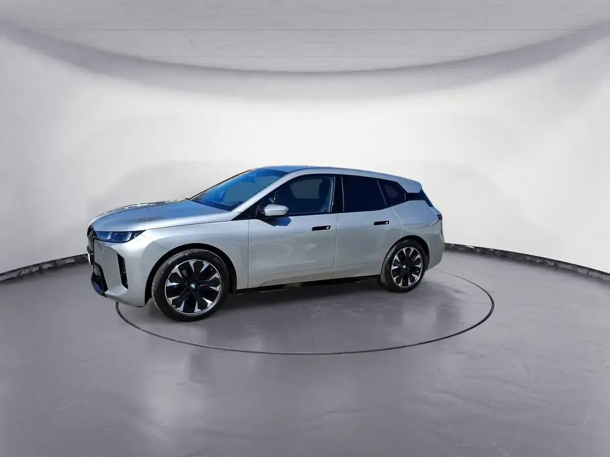 Neu BMW iX Comfort Edition 400 kW (544 PS) 2026 Silber SUV