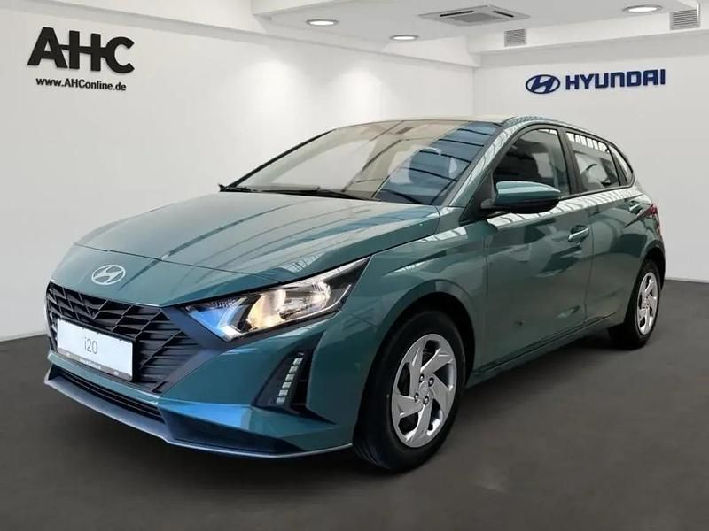 Gebraucht Hyundai i20 Select 78 PS (57 kW) 2025 Mangrove green Limousine