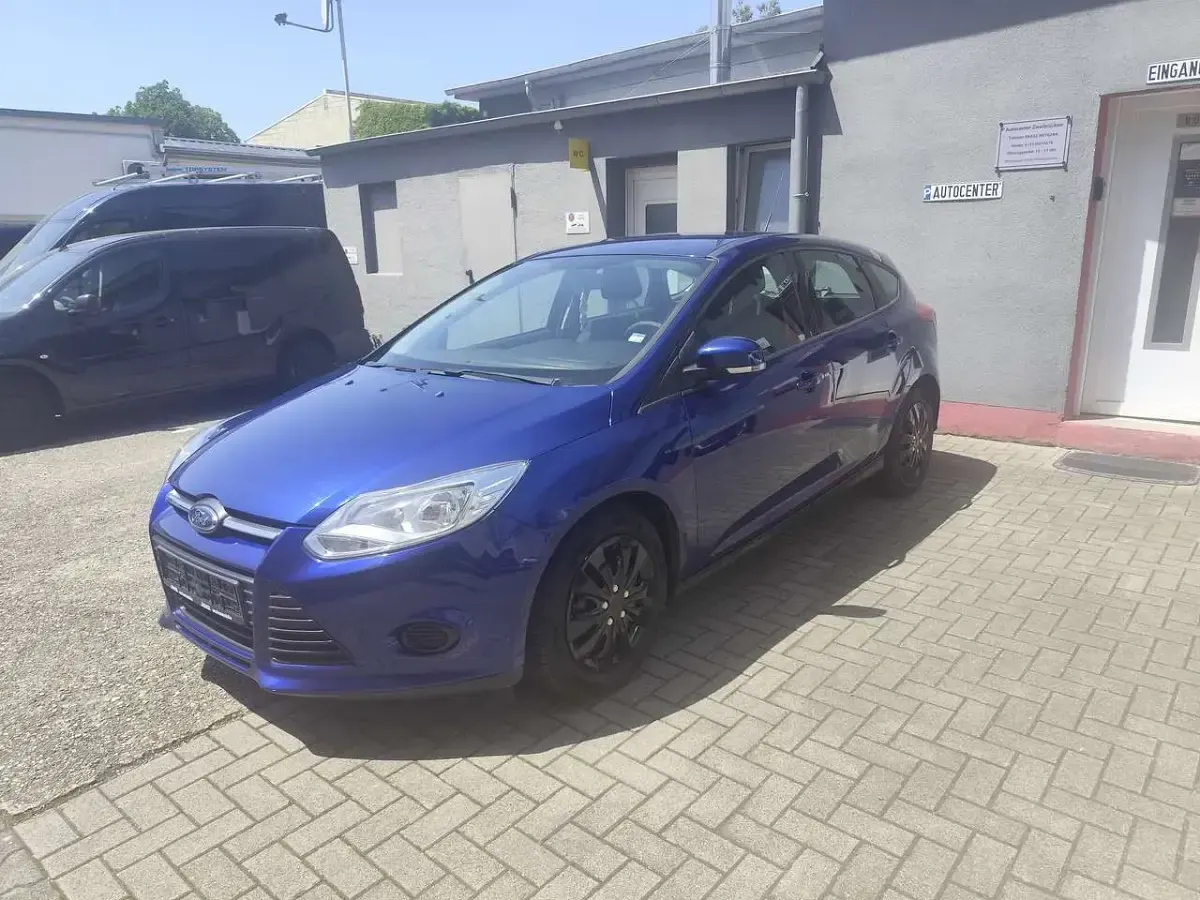 Gebraucht Ford Focus Trend 125 PS (91 kW) 2014 Indicblau metallic Kleinwagen