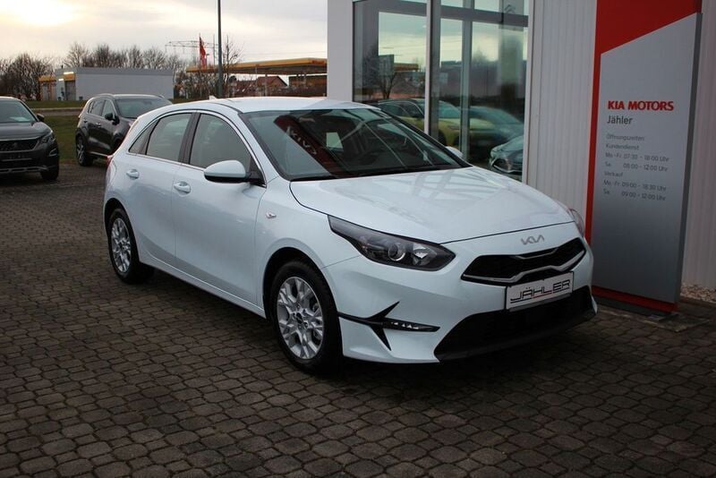 Weiß Gebraucht 2023 Kia Ceed Comfort Limousine | 22.490 € (Guter Preis) - Bild 1/4