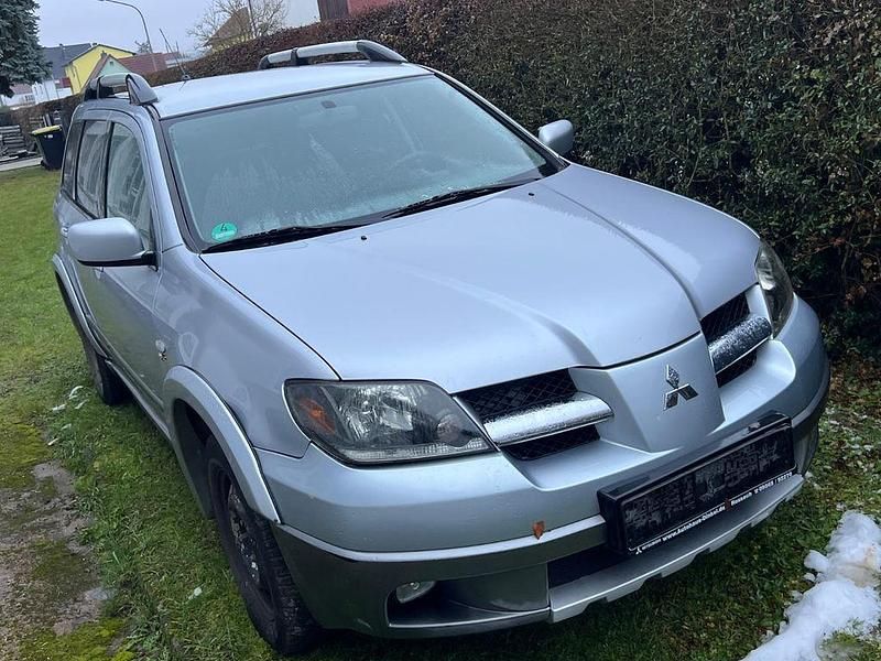 Silber Gebraucht 2004 Mitsubishi Outlander SUV | 3.299 € (Fairer Preis) - Bild 1/4