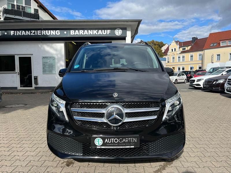 Schwarz Gebraucht 2019 Mercedes V220 Avantgarde Edition Van / Kleinbus | 35.850 € (Teuer) - Bild 1/4