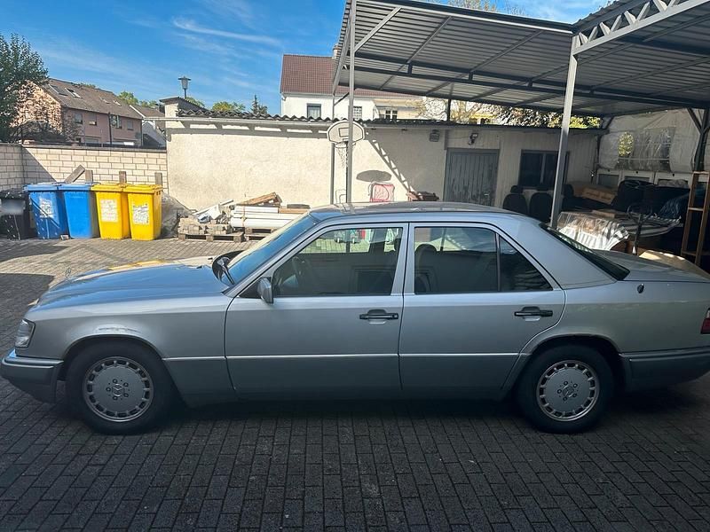 Gebraucht Mercedes E200 136 PS (100 kW) 1994 Silber Limousine