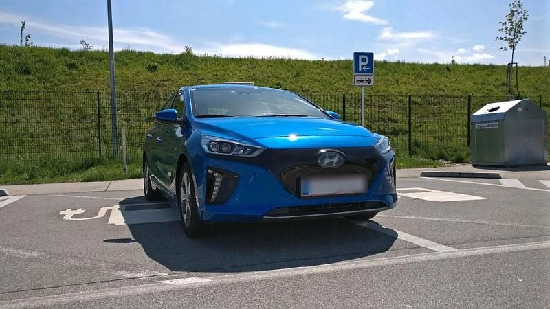 Gebraucht Hyundai Ioniq Premium 88 kW (120 PS) 2018 Blau Kleinwagen