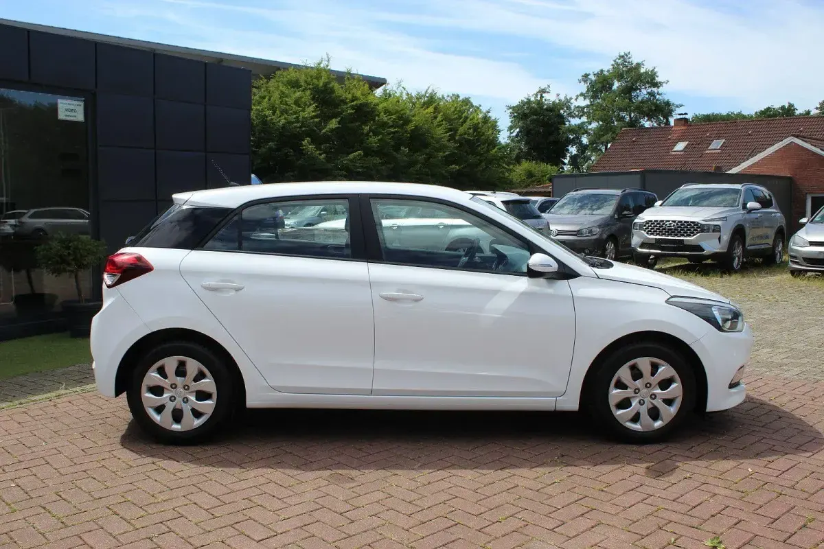 Gebraucht Hyundai i20 Classic 75 PS (55 kW) 2016 Weiß Kleinwagen