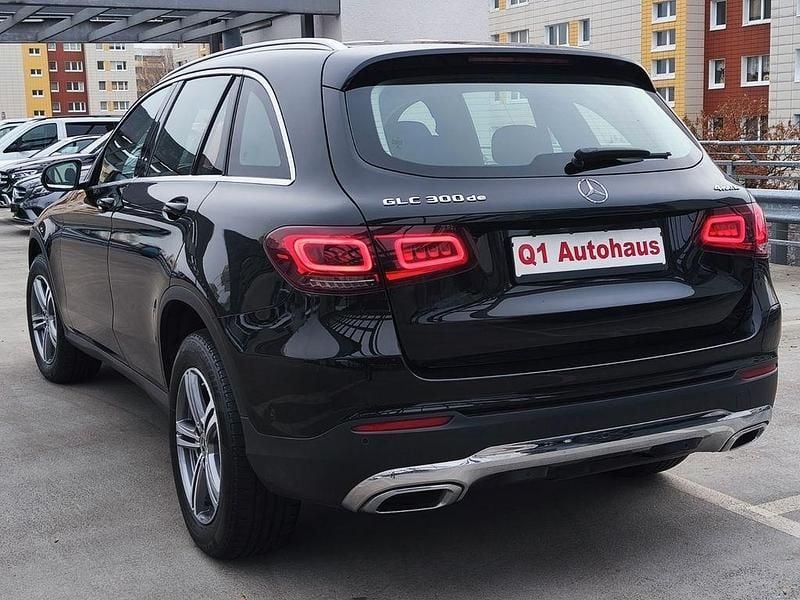 Gebraucht Mercedes GLC300e 306 PS (225 kW) 2022 Schwarz SUV