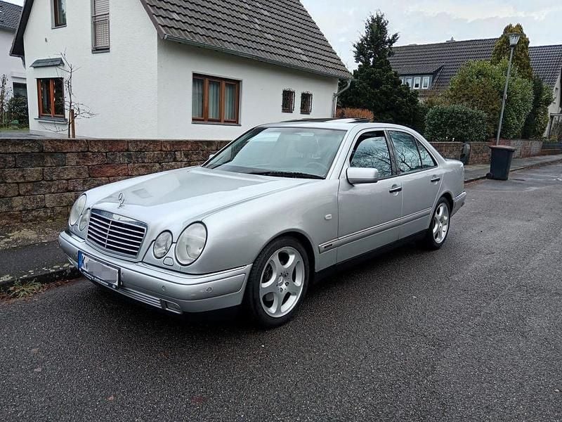 Grau Gebraucht 1999 Mercedes E320 Avantgarde Limousine | 5.500 € (Guter Preis) - Bild 1/4