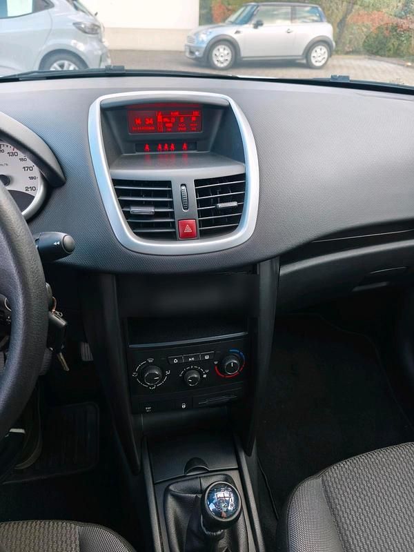 Gebraucht Peugeot 207 73 PS (53 kW) 2010 Silber Kleinwagen