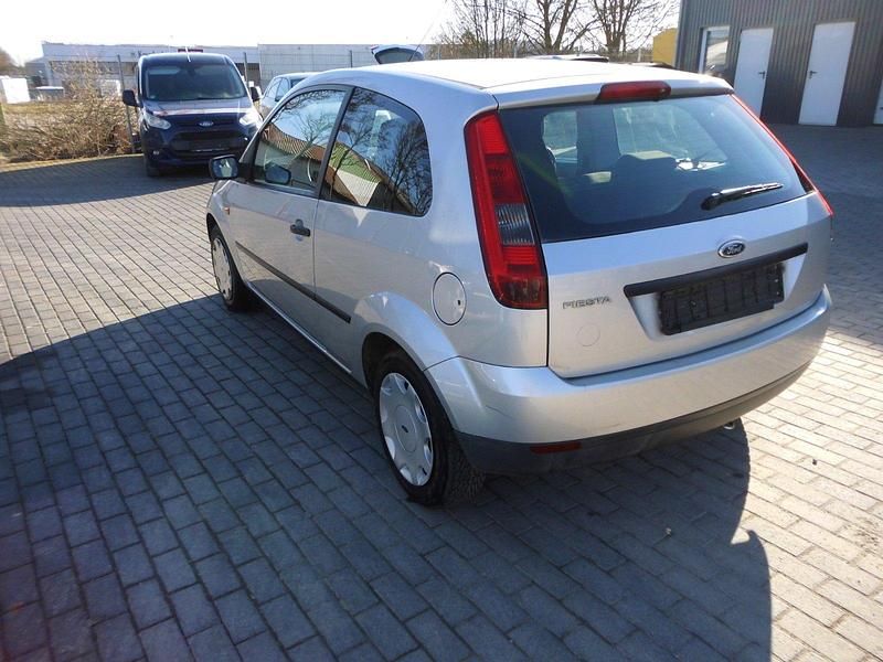 Gebraucht Ford Fiesta 69 PS (50 kW) 2005 Silber Kleinwagen
