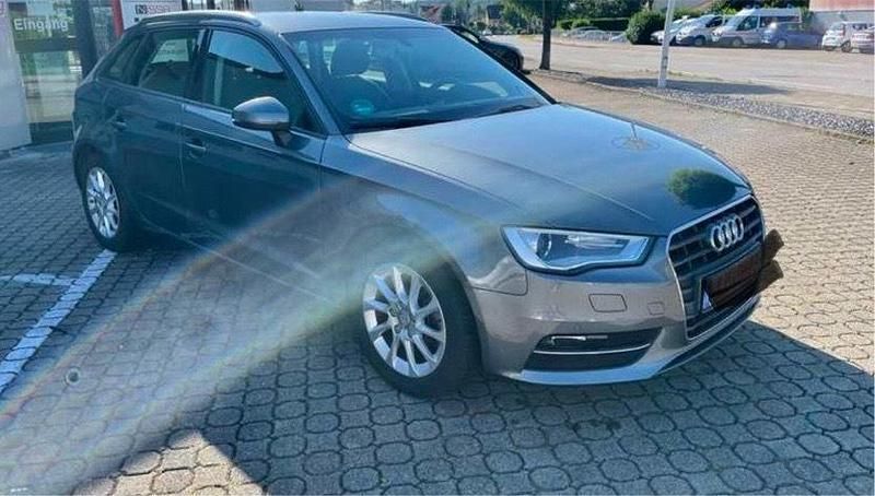 Grau Gebraucht 2016 Audi A3 Comfort Limousine | 11.999 € (Superpreis) - Bild 1/2
