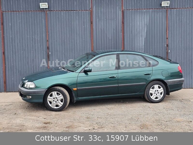 Grün Gebraucht 1999 Toyota Avensis Limousine | 2.499 € (Fairer Preis) - Bild 1/4