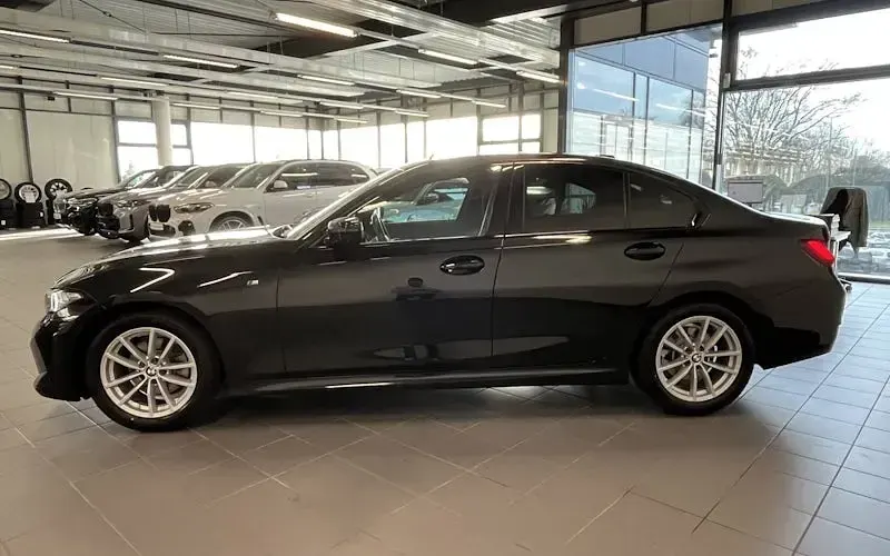 Gebraucht BMW 320 M Sport 190 PS (139 kW) 2025 Black sapphire metallic Limousine
