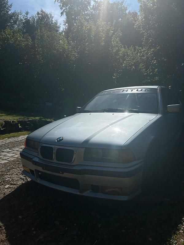 Silber Gebraucht 1998 BMW 316 Compact Kleinwagen | 1.500 € (Fairer Preis) - Bild 1/4