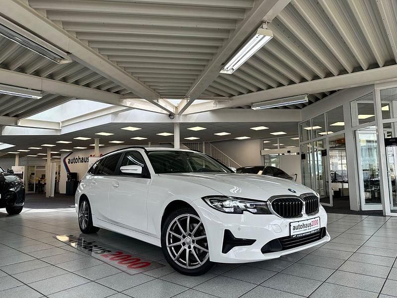 Alpinweiss iii Gebraucht 2021 BMW 318 Advantage Kombi | 20.950 € (Guter Preis) - Bild 1/4