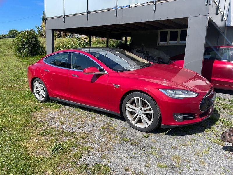 Rot Gebraucht 2014 Tesla Model S Limousine | 17.700 € (Guter Preis) - Bild 1/4