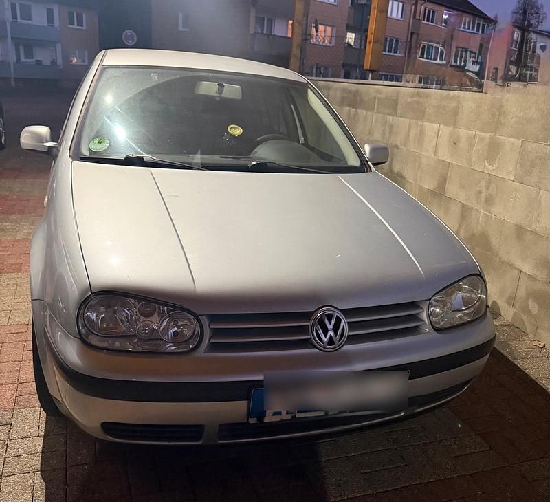 Silber Gebraucht 2004 VW Golf IV Kleinwagen | 2.600 € (Etwas zu teuer) - Bild 1/4