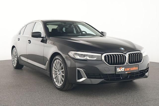 Grau Gebraucht 2023 BMW 530 Luxury Line Limousine | 34.550 € (Superpreis) - Bild 1/4