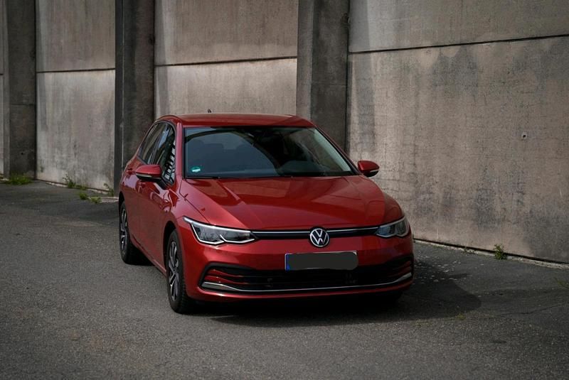 Gebraucht VW Golf VIII Life 130 PS (95 kW) 2022 Rot Limousine