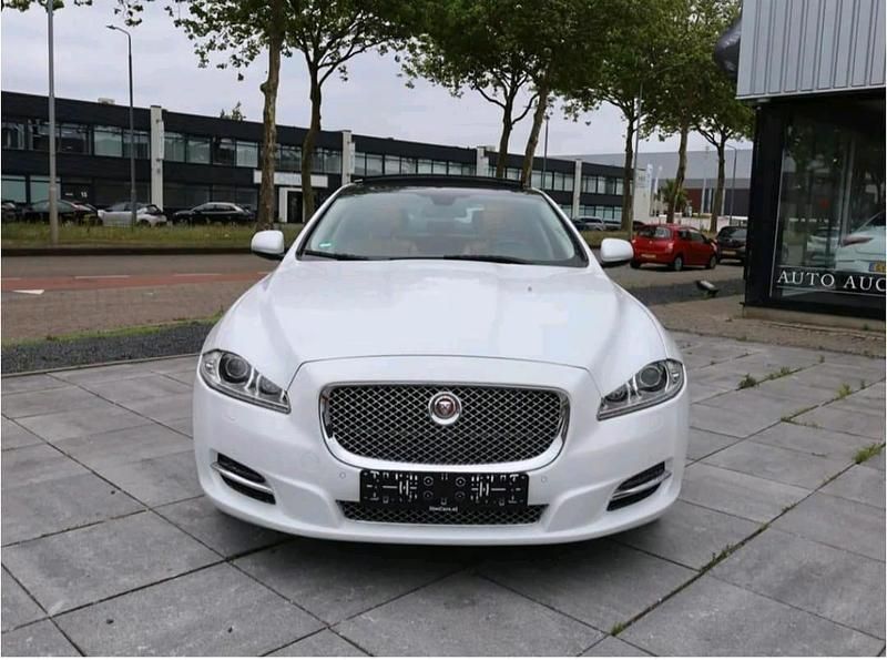 Weiß Gebraucht 2014 Jaguar XJL Portfolio Limousine | 17.950 € - Bild 1/4