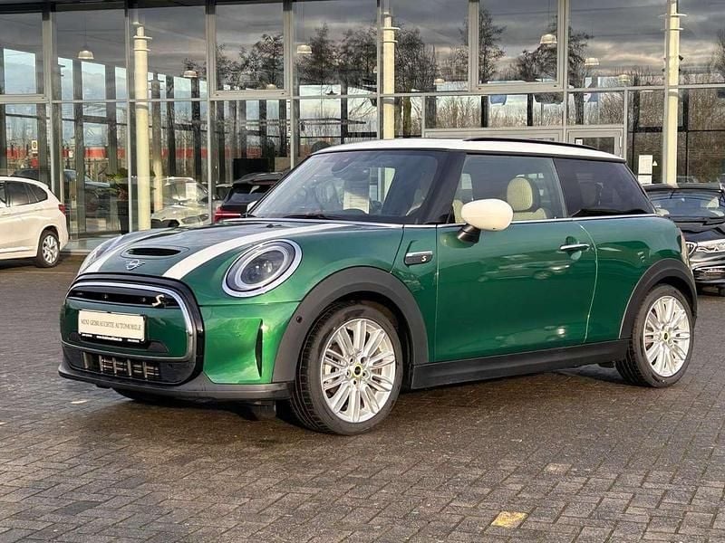 British racing green iv Gebraucht 2023 Mini Cooper SE Classic Kleinwagen | 23.640 € (Teuer) - Bild 1/4