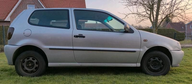 Gebraucht VW Polo 60 PS (44 kW) 1998 Silber Kleinwagen