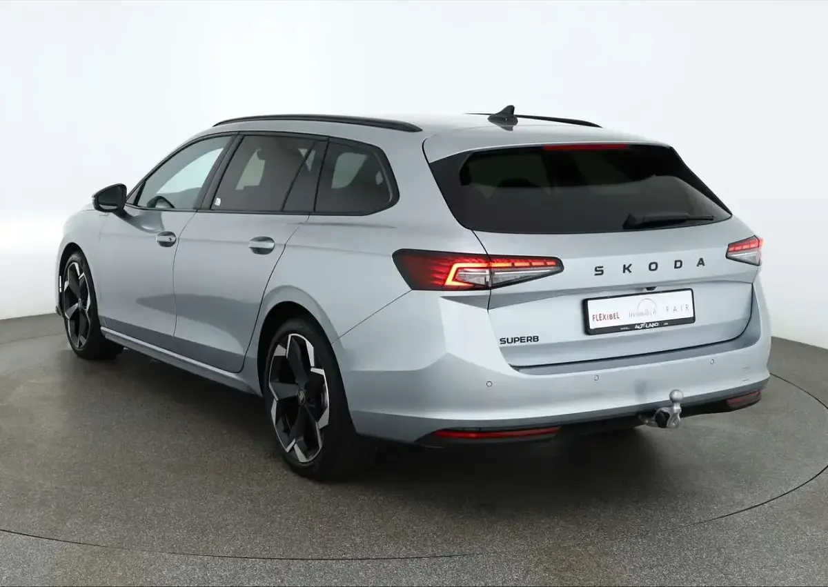 Neu Skoda Superb SportLine 150 PS (110 kW) 2025 Pebblesilvermet. Kombi