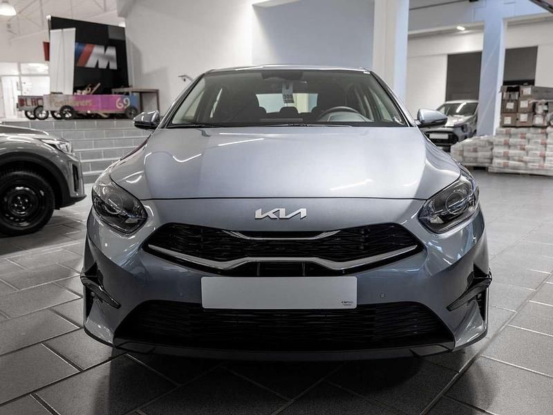 Neu Kia Ceed 101 PS (74 kW) 2026 Grau Kleinwagen
