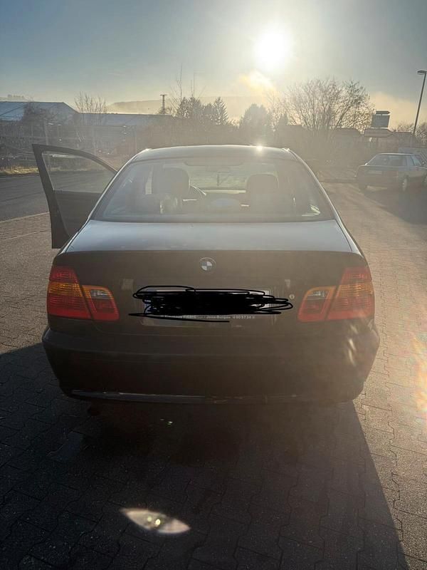 Second-hand BMW 318 143 CP (105 kW) 2003 Negru Berlinǎ