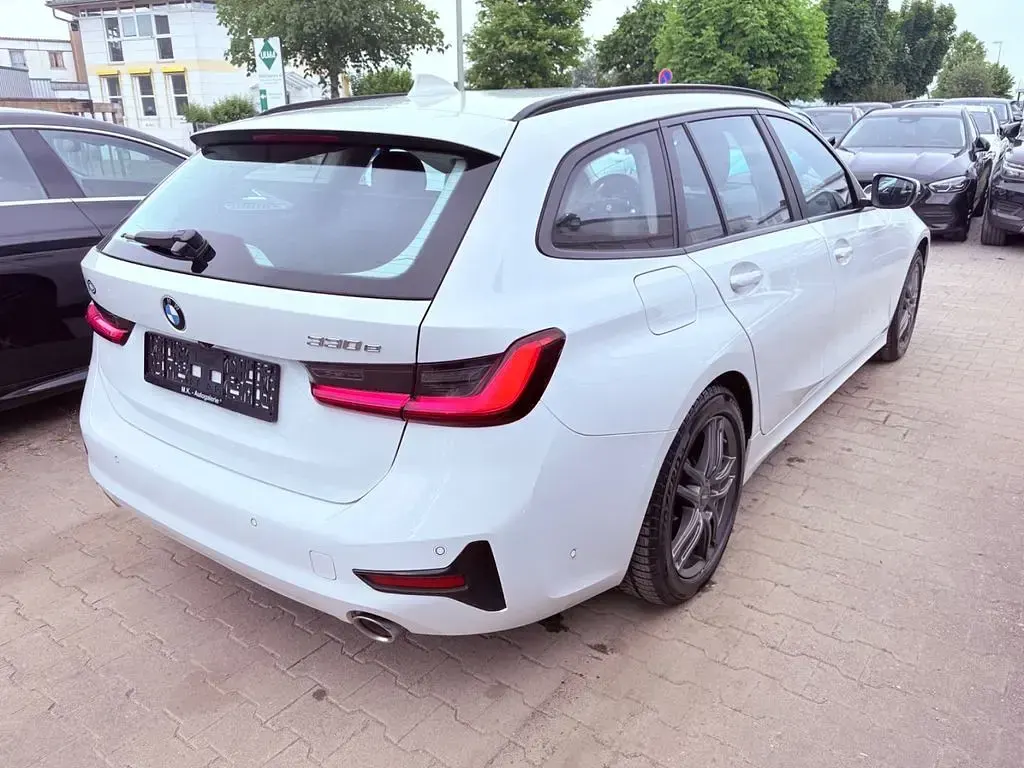 Gebraucht BMW 330e Advantage 184 PS (135 kW) 2021 Weiß Kombi