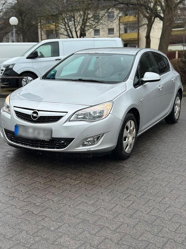 Gebraucht Opel Astra 165 PS (121 kW) 2011 Limousine