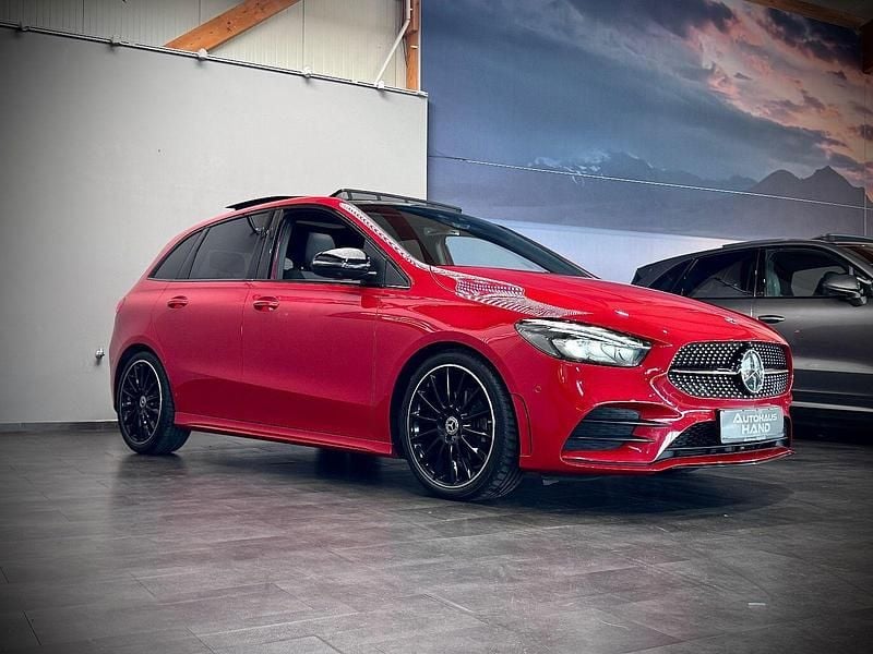 Gebraucht Mercedes B200 AMG line 150 PS (110 kW) 2019 Rot Van / Kleinbus