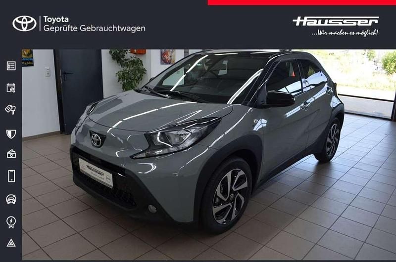 Urban khaki, dach mysticschwar Neu 2025 Toyota Aygo Kleinwagen | 17.440 € - Bild 1/4