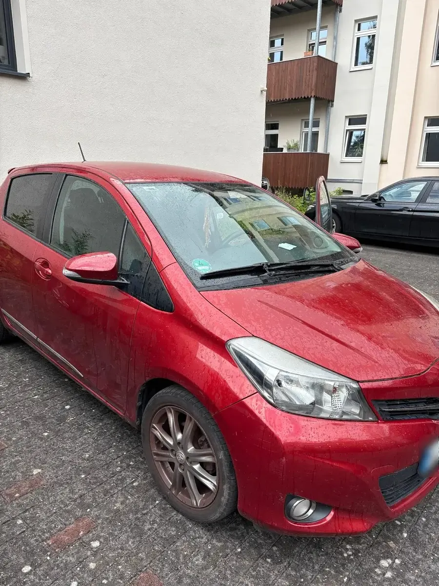Gebraucht Toyota Yaris 90 PS (66 kW) 2012 Rot Kleinwagen