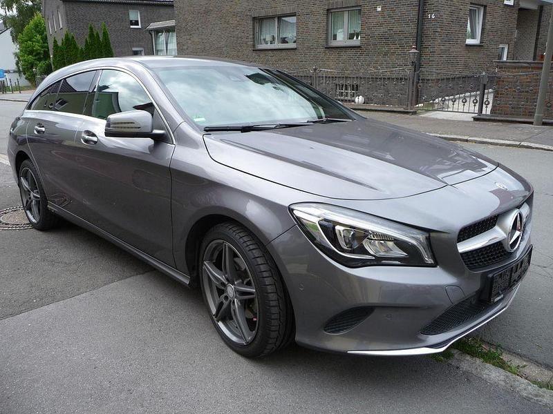 Grau Gebraucht 2018 Mercedes CLA220 Urban Limousine | 22.900 € (Fairer Preis) - Bild 1/4