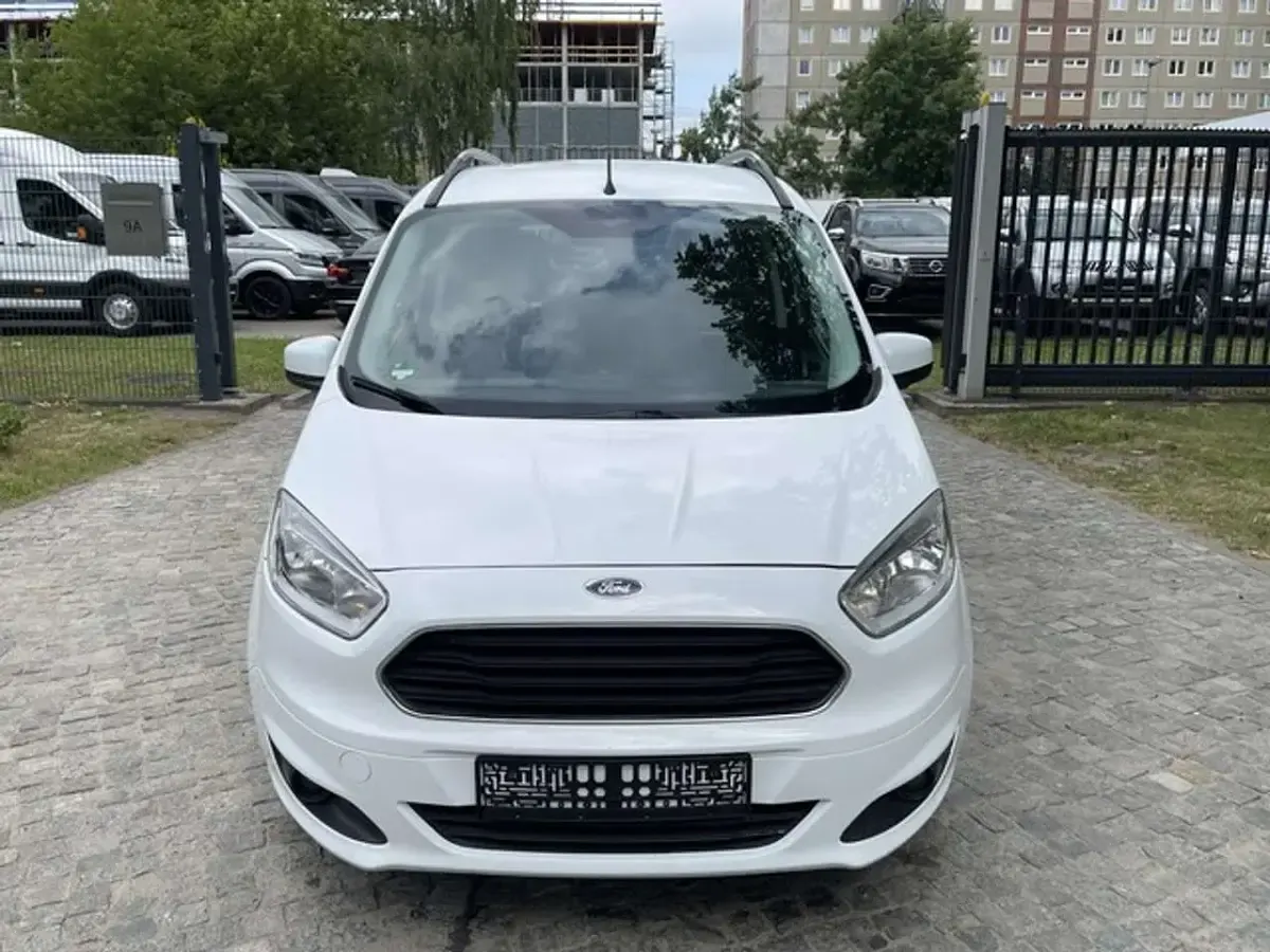 Gebraucht Ford Tourneo Courier Titanium 101 PS (74 kW) 2017 Weiß Van / Kleinbus
