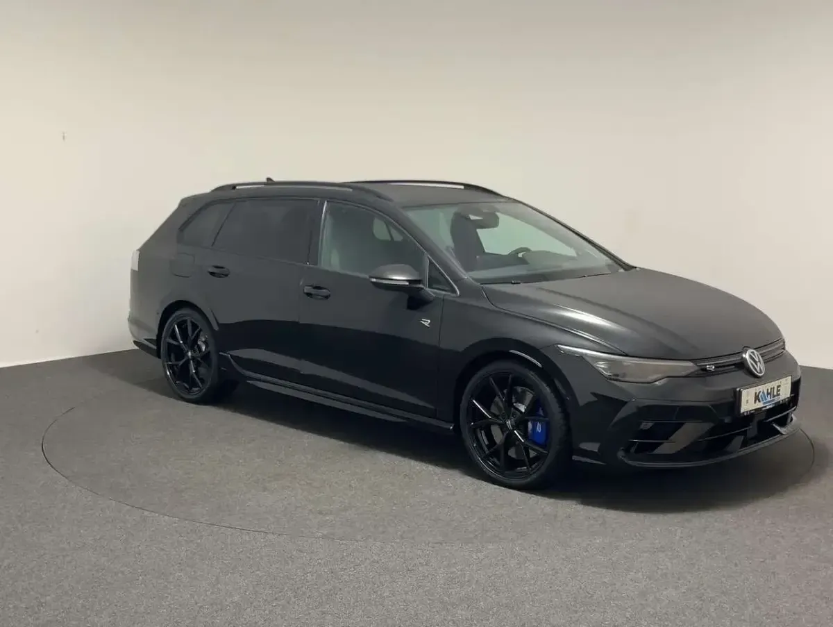 Gebraucht VW Golf VIII R 333 PS (244 kW) 2026 Grenadillschwarz metallic Kombi