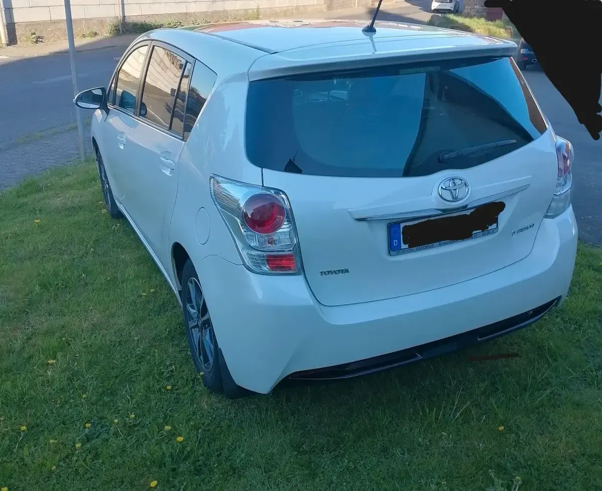 Gebraucht Toyota Verso Life 147 PS (108 kW) 2013 Weiß Van / Kleinbus