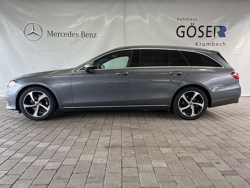 Grau Gebraucht 2019 Mercedes E220 Avantgarde Limousine | 28.490 € (Fairer Preis) - Bild 1/4