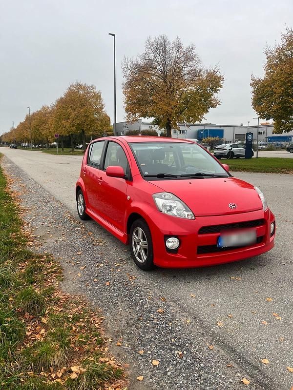 Rot Gebraucht 2006 Daihatsu Sirion Kleinwagen | 1.550 € (Fairer Preis) - Bild 1/4