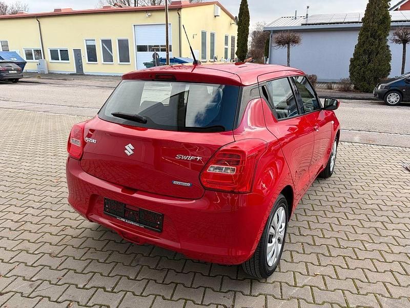 Gebraucht Suzuki Swift Club 83 PS (61 kW) 2021 Rot Kleinwagen