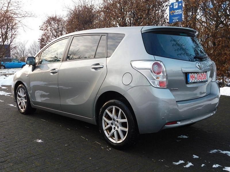 Gebraucht Toyota Verso Travel 126 PS (92 kW) 2013 Grau Van / Kleinbus