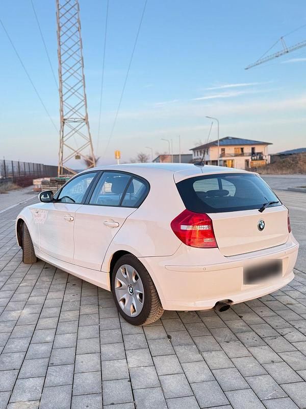 Gebraucht BMW 116 122 PS (89 kW) 2011 Weiß Kleinwagen