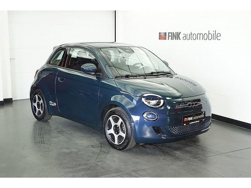 Grün Gebraucht 2023 Fiat 500e Action Limousine | 13.420 € (Superpreis) - Bild 1/2