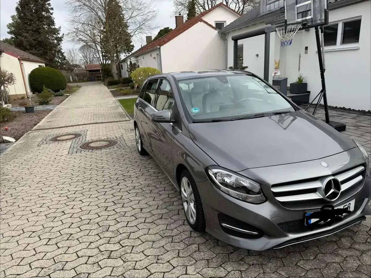 Gebraucht Mercedes B180 109 PS (80 kW) 2015 Grau Kleinwagen