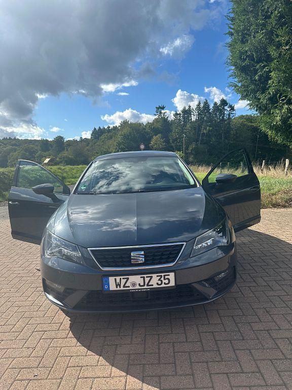Grau Gebraucht 2020 Seat Leon Style Limousine | 16.500 € (Fairer Preis) - Bild 1/4