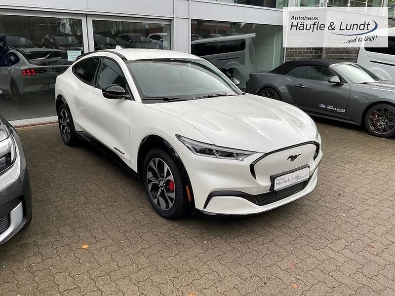 Gebraucht Ford Mustang Mach-E Premium 258 kW (351 PS) 2022 Starweiß metallic SUV